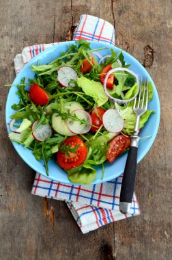 Taze sebze salatası.