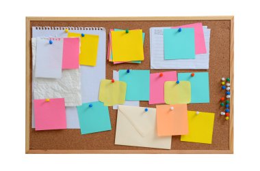 Kahverengi corkboard pinned boş notları