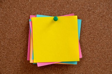 Kahverengi corkboard pinned boş notları