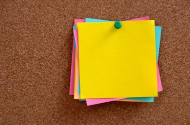 Kahverengi corkboard pinned boş notları