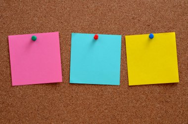 Kahverengi corkboard pinned boş notları