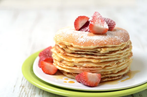 Frisch zubereitete Pfannkuchen mit Erdbeeren — Stockfoto