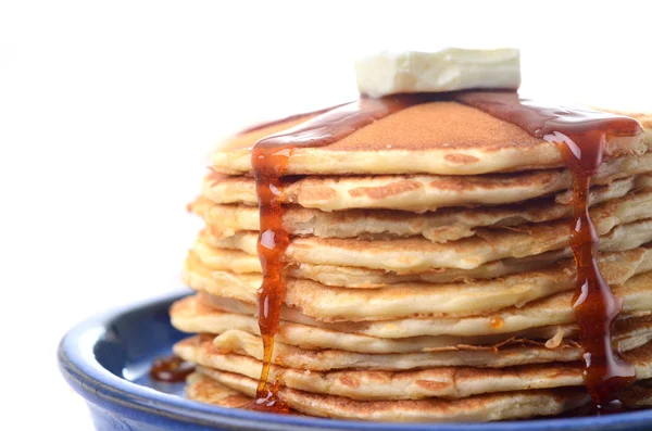 Traditionele pannenkoeken met siroop en boter — Stockfoto