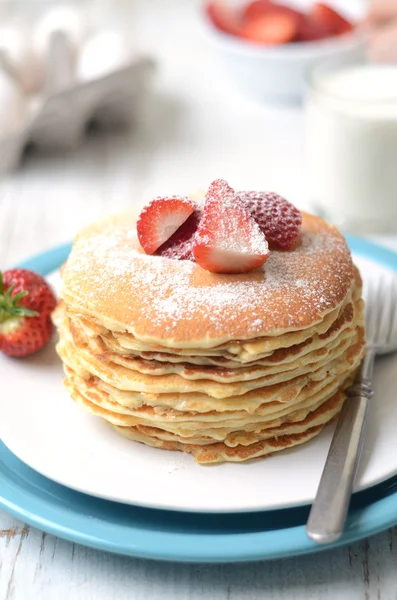 Frisch zubereitete Pfannkuchen mit Erdbeeren — Stockfoto