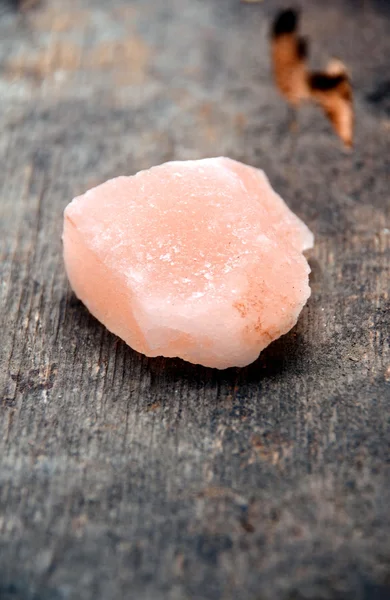 喜马拉雅粉红水晶盐 — 图库照片