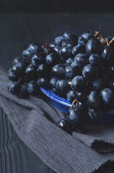 Спелый темный виноград — стоковое фото