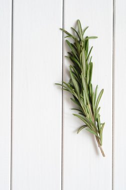 Ahşap arka planda biberiye