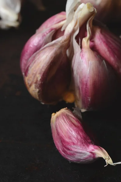 Сырой розовый чеснок — стоковое фото