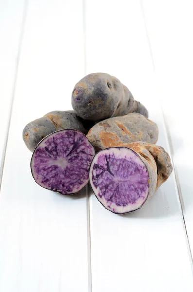 Surowego ziemniaka fioletowy — Zdjęcie stockowe
