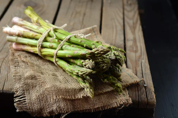 Frischer grüner Spargel — Stockfoto