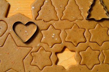 Noel kurabiyeleri için malzemeler pişiriyorum.