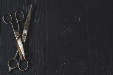 ahşap zemin üzerinde eski makas