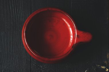 Koyu ahşap bir masa boş plaka 