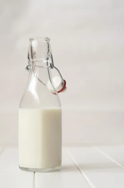 Melk in een glazen fles — Stockfoto