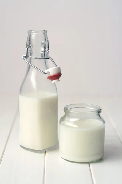 Γάλα σε γυάλινη φιάλη — Φωτογραφία Αρχείου