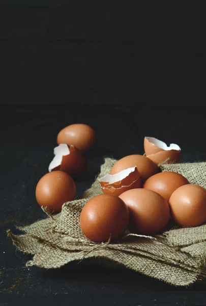 Ovos de galinha na mesa — Fotografia de Stock