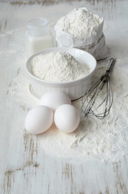 bir tablo üzerinde fırın malzemeleri