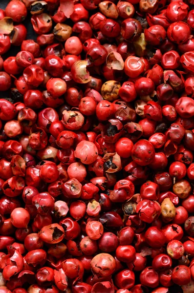 Granos de pimienta rosa de cerca — Foto de Stock