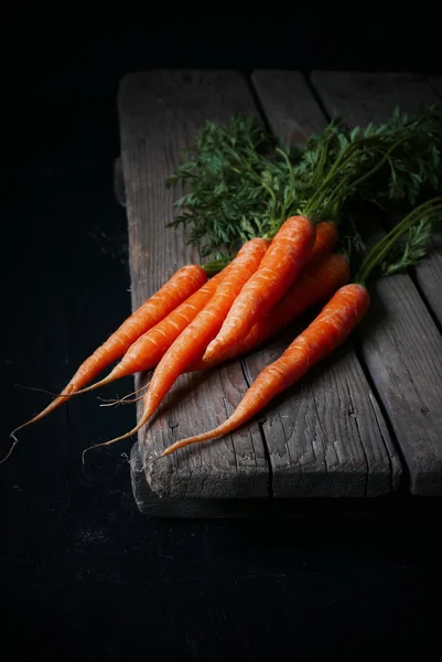 Cambada de cenouras frescas com folhas verdes — Fotografia de Stock