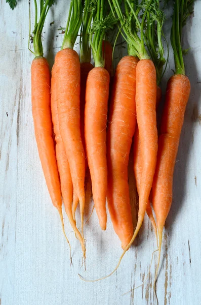 Manojo de zanahorias frescas con hojas verdes —  Fotos de Stock