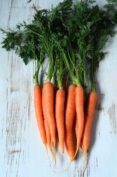 Manojo de zanahorias frescas con hojas verdes —  Fotos de Stock