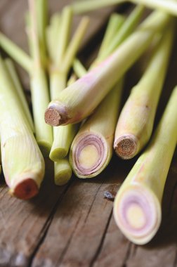 Ahşap zemin üzerinde limon otu