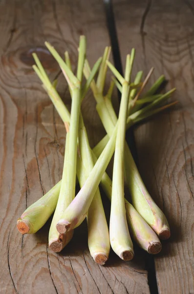 Lemon Grass auf Holz Hintergrund — Stockfoto