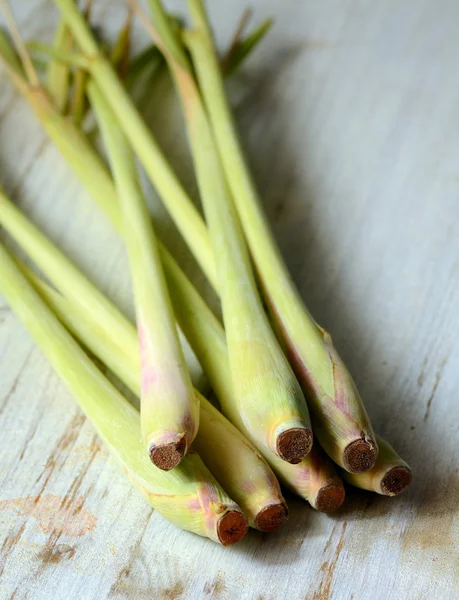 Lemon Grass auf Holz Hintergrund — Stockfoto