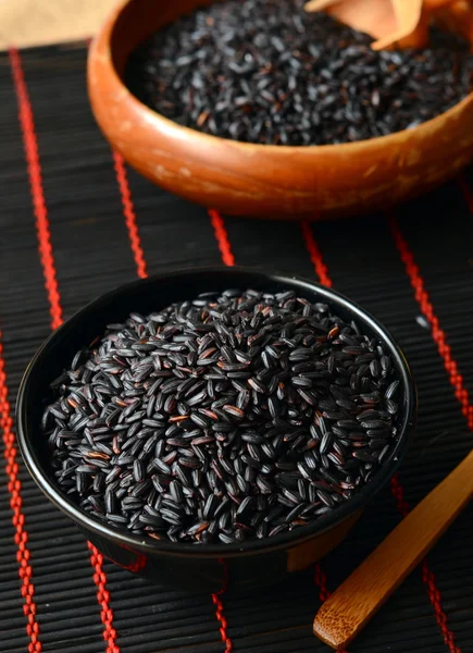 Сырой, экологически чистый черный рис — стоковое фото