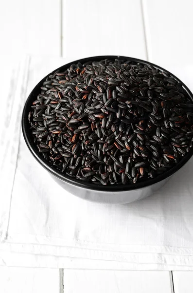 Ongekookt, biologische zwarte rijst — Stockfoto