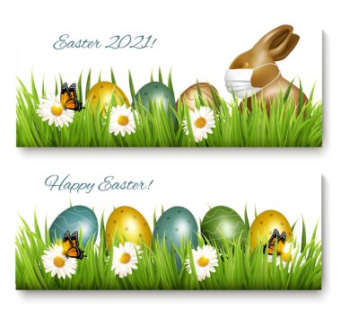 Mutlu Paskalya afişleri. Paskalya tatili için Coronavirus koruma konsepti. Renkli yumurtalar ve yeşil çimlerin üzerinde koruyucu yüz maskesi olan çikolatalı tavşan. Vektör
