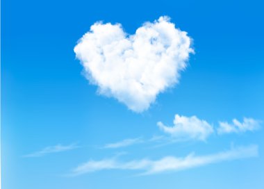 Mavi gökyüzü ile kalp şekli bulutlar. Sevgililer tatil adam