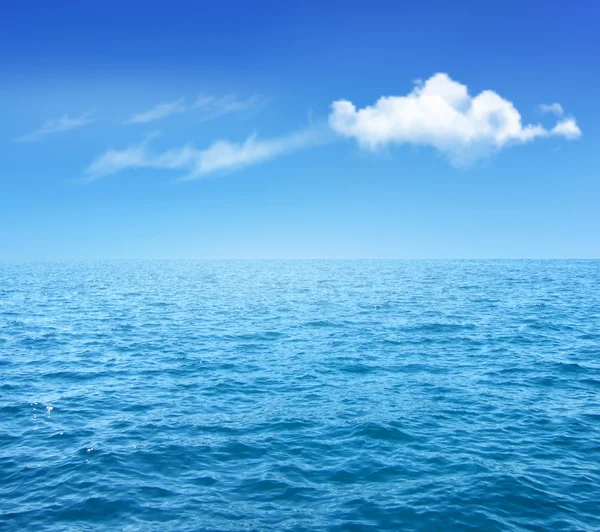 Nature Fond Avec Mer Bleue Et Ciel Bleu Avec Nuages. Vecteur — Image vectorielle