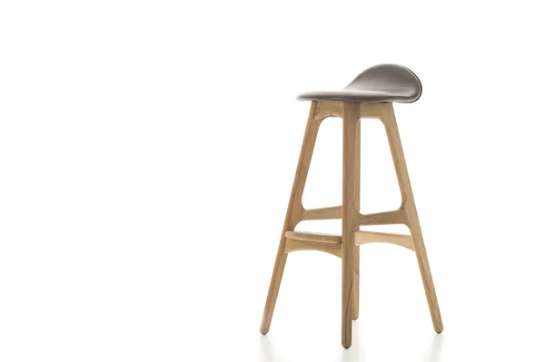 Высокий деревянный стул на белой ноге — стоковое фото