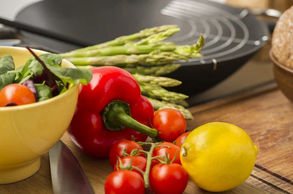 Legumes frescos e ingredientes em uma cozinha — Fotografia de Stock