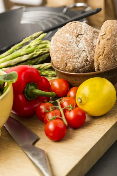 Friska färska grönsaker och fullkorn rullar — Stockfoto