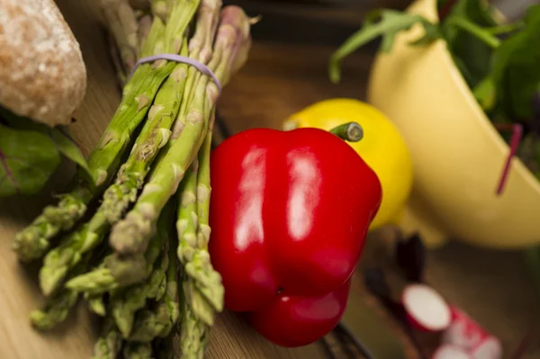 Verduras frescas en un mostrador de cocina Fotos de stock