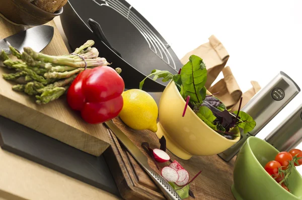 Voedingsmiddelen en nieuwe voedselingrediënten op houten bord aan de tafel — Stockfoto