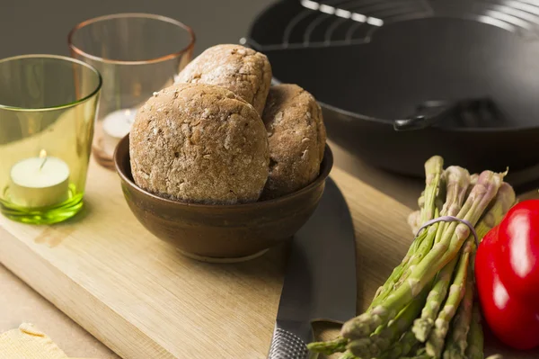 Brood op kom aan boord met glazen en mes — Stockfoto