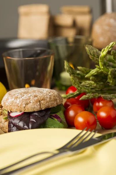 Voorbereiding van heerlijke salade rollen voor de lunch — Stockfoto