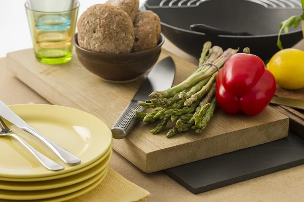 Preparación de la cena con verduras frescas Imagen de archivo