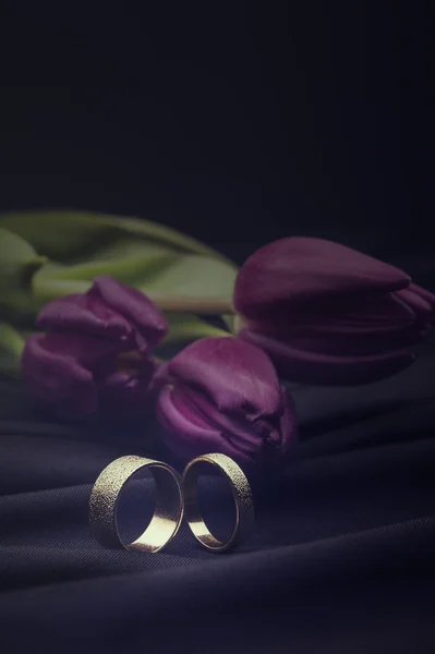 White gold wedding rings with a floral bouquet — Stock Photo, Image