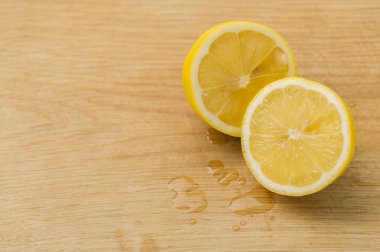 Ahşap mutfak tezgahı üzerinde taze dilimlenmiş limon