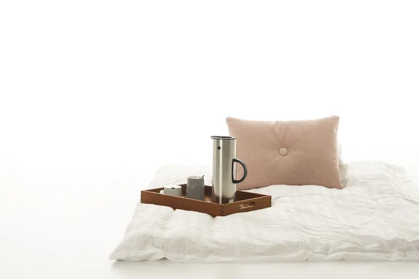 Поднос с горячим кофе на мягком одеяле — стоковое фото
