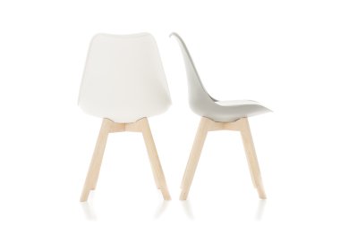 Boş tahta bacak sandalyeler üzerinde beyaz izole