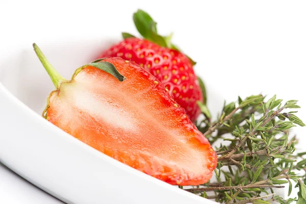 Halbierte frische saftige reife rote Erdbeere — Stockfoto