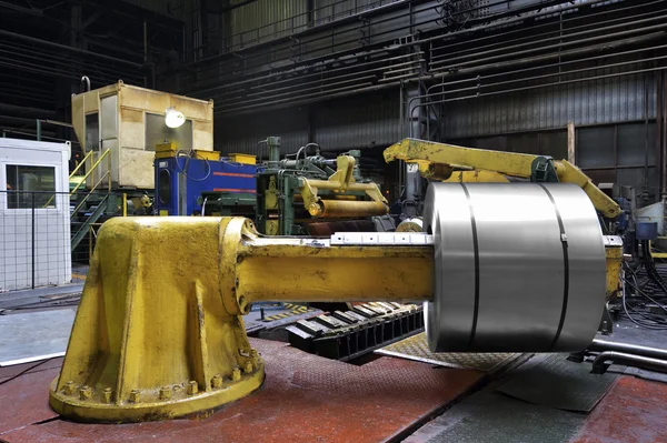 Bobina de aço laminada a frio no desbobinador da máquina — Fotografia de Stock