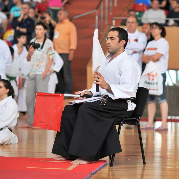 Referee evaluates competitors — Stock Photo, Image