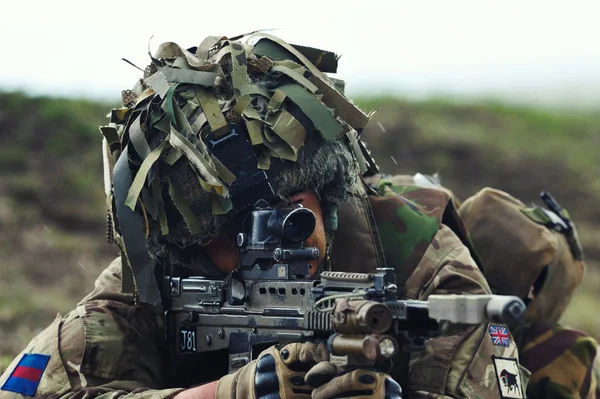 Forças armadas do Reino Unido com rifle semiautomático — Fotografia de Stock