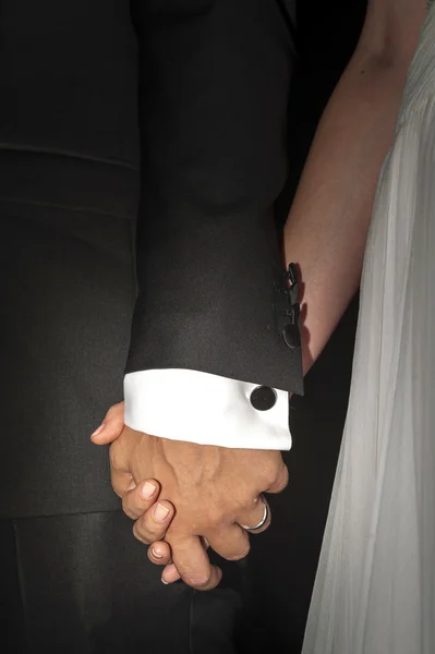 Bride and groom holding hands in wedding celemony — Stock Photo, Image